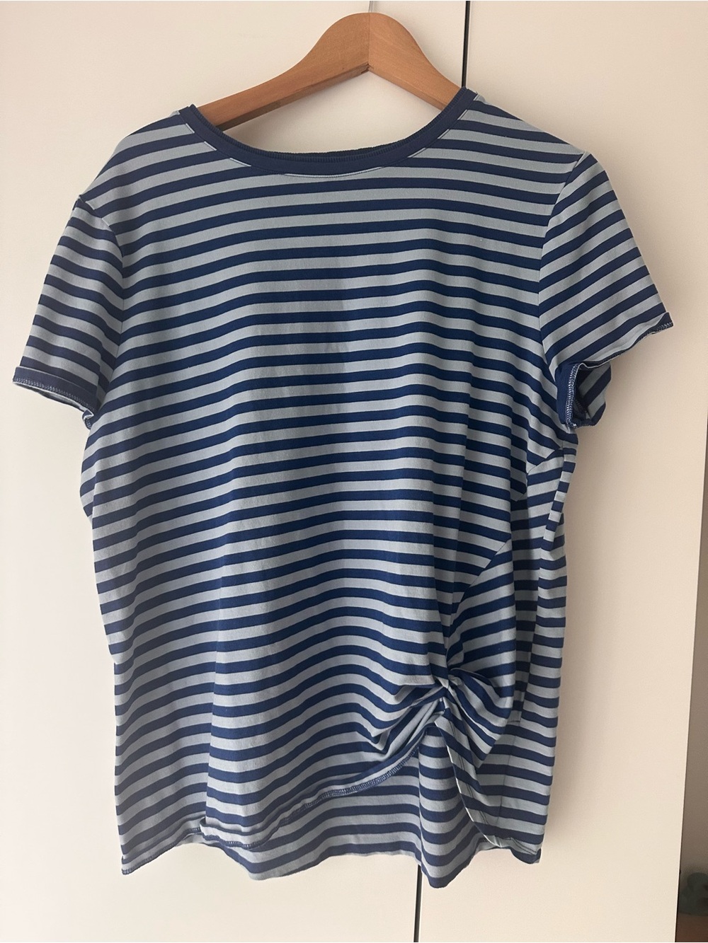 Classic Navy and White Striped Knot-Front Women’s Tee chicos 3